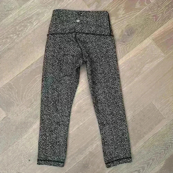Lululemon Black & White Cropped Leggings - Picture 6 of 7